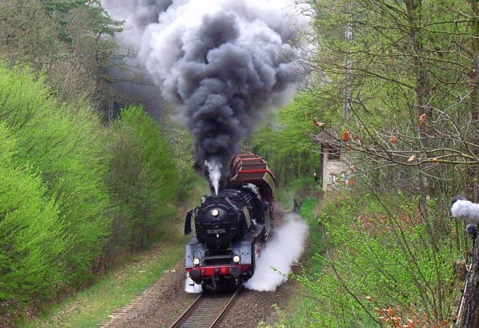 50 0072 mit Güterzug DGz 91678 (Eisenach ->Meiningen) an der ehemaligen Blockstelle Höpfen, deren desolates Gebäude immer noch dort steht, um 13:12h am 10.04.2014