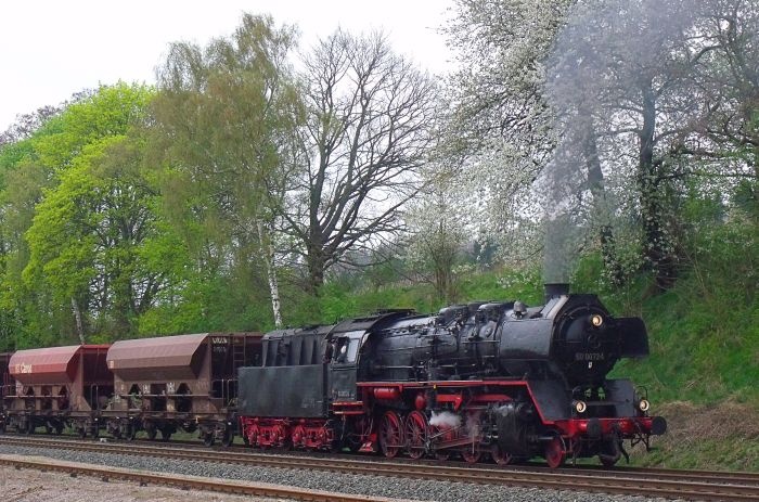 50 0072 mit Güterzug DGz 91678 stand noch einige Zeit in Marksuhl und wartete auf Ausfahrt, so dass man den Zug noch mal fotografieren konnte, um 14:20h am 10.04.2014