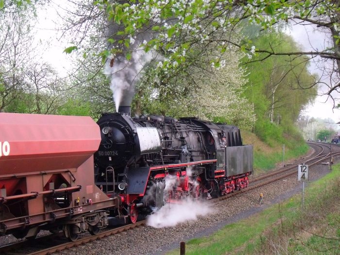 50 0072 schiebt lautstark den schweren DGz 91726 (2700t), der gezogen wird von 41 1144 und 41 1150, hier Ausfahrt Marksuhl, um 18:37h am 12.04.2014