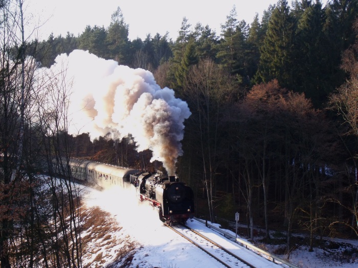50 3501 kommt mit Sonderzug der Ulmer Eisnebahnfreunde nach Oberhof extrem laut und schnell in der Steigung vor dem Hirschberg-Tunnel bei Springstille (Strecke Schmalkalden - Zell-Mehlis) hochgekracht, um 15:47h am 11.02.2017 50 3501 kommt mit Sonderzug der Ulmer Eisenbahnfreunde nach Oberhof extrem laut und schnell in der Steigung vor dem Hirschberg-Tunnel bei Springstille (Strecke Schmalkalden - Zell-Mehlis) hochgekracht, um 15:47h am 11.02.2017