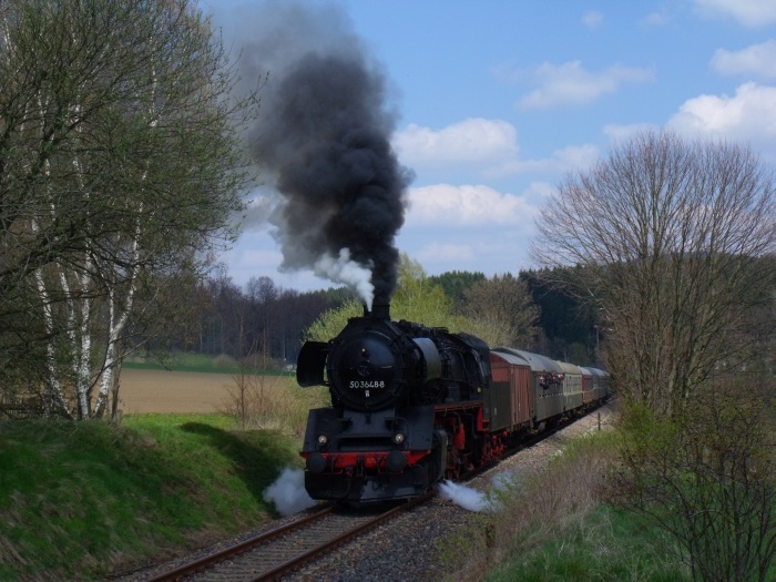 50 3648 kommt mit Sonderzug der SEM (Erzgebirgsrundfahrt auf dem Weg Richtung Schlettau) hinter Annaberg-Buchholz Süd bei Sehma den Berg hochgefahren, um 13:25h am 30.04.2017