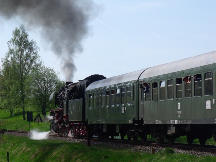 50 3648 mit Zug Nr.62277 der Erzgebirgischen Aussichtsbahn (Schwarzenberg->Annaberg-Buchholz), hinter Walthersdorf, um 10:33h am 28.04.2018 50 3648 mit Zug Nr.62277 der Erzgebirgischen Aussichtsbahn (Schwarzenberg->Annaberg-Buchholz), hinter Walthersdorf, um 10:33h am 28.04.2018