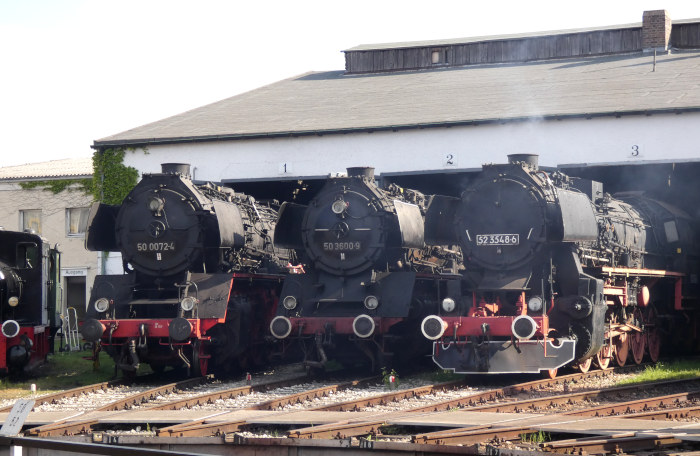 50 0072 neben 50 3600 und 52 3548 sowie weiteren Lokomotiven ausgestellt im Bw Nördlingen, fotografiert um 8:52h am 20.05.2023 50 0072 neben 50 3600 und 52 3548 sowie weiteren Lokomotiven ausgestellt im Bw Nördlingen, fotografiert um 8:52h am 20.05.2023