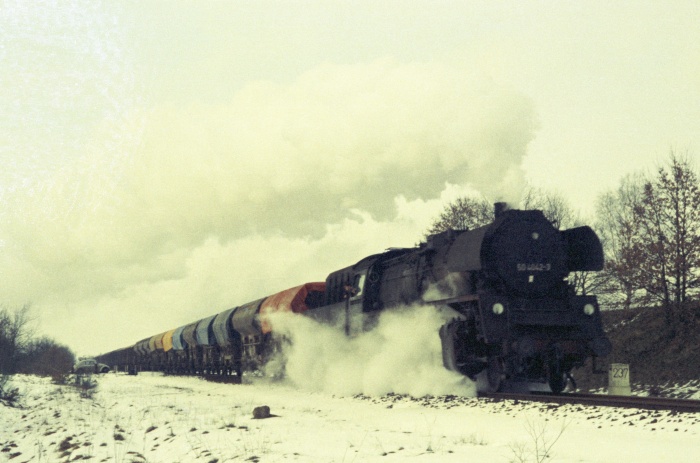 50&nbsp4042 Güterzug Richtung Schwanheide hinter Büchen im Schnee, 29.03.1975