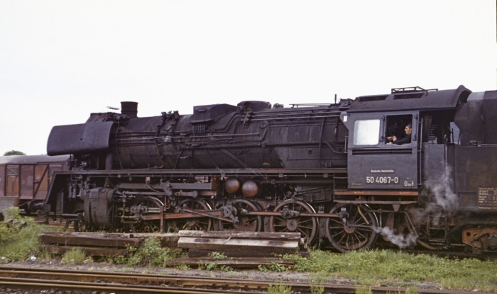 50&nbsp4067 auf dem Wartegleis neben dem Wasserkran und Hauptgleis in Büchen, am 24.05.1975