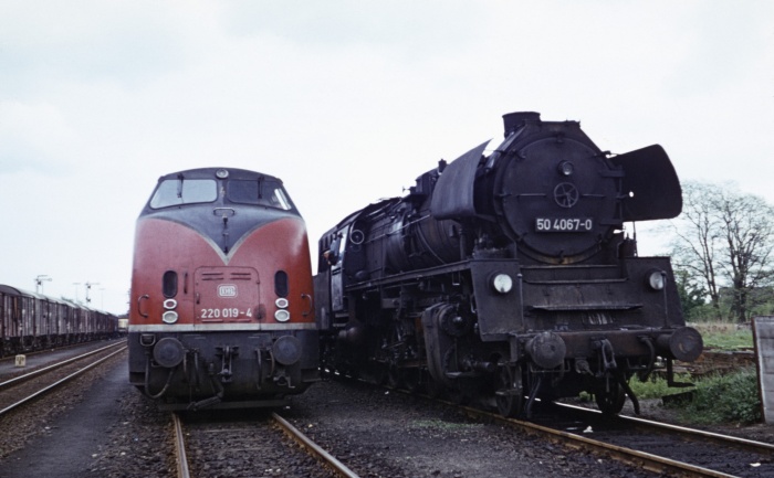 220&nbsp019 neben 50&nbsp4067 in Büchen, am 24.05.1975