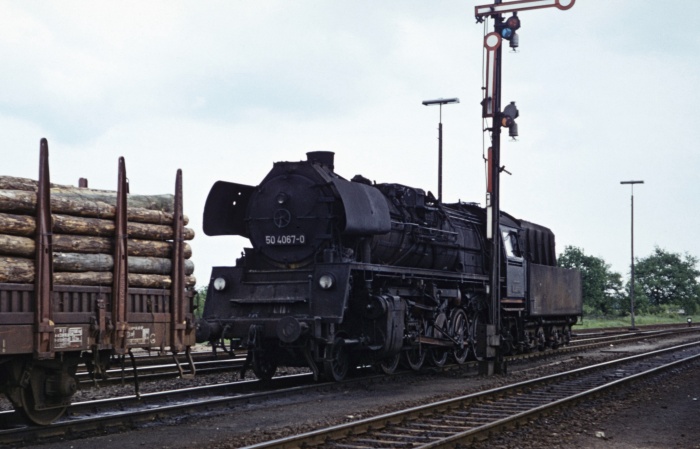 50&nbsp4067 geht rückwärts vor Güterzug in Büchen, am 24.05.1975