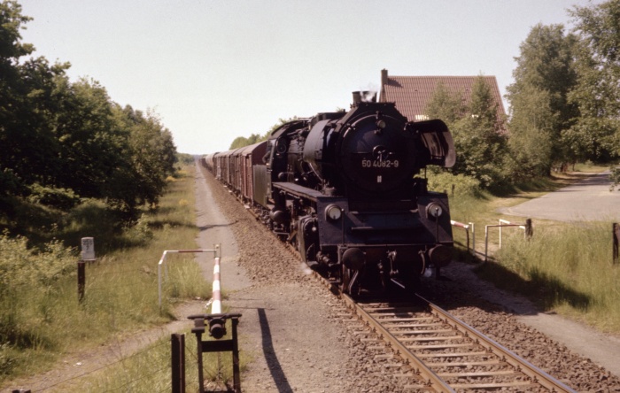 50&nbsp4082 Güterzug Richtung Schwanheide hinter Büchen, am 07.06.1975