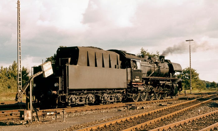 50&nbsp4082 fährt vor ihren Güterzug (Getreide-Gag) im Rbf Büchen am 11.10.1975