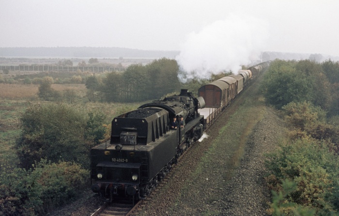 50 4082 Tender voran mit Güterzug aus Schwanheide in der Grenze, 01.11.1975