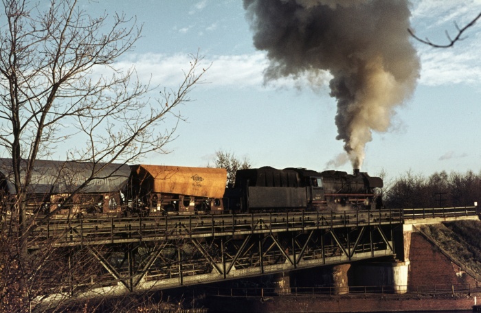 50 4062 mit Güterzug Ausfahrt Büchen, am 17.01.1976
