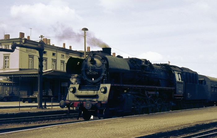 50 4032 vor Personenzug in Ludwigslust, 24.04.1976