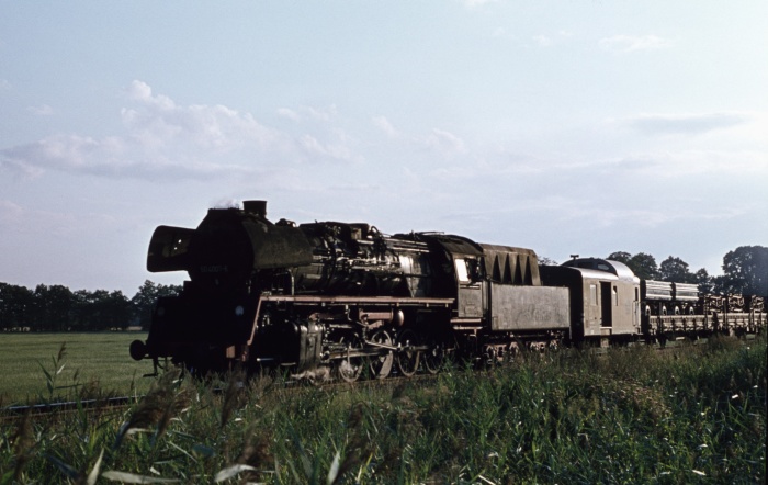 50 4007 mit Güterzug am Bahnübergang der Fernstraße 5 bei Pritzier, am 16.08.1977