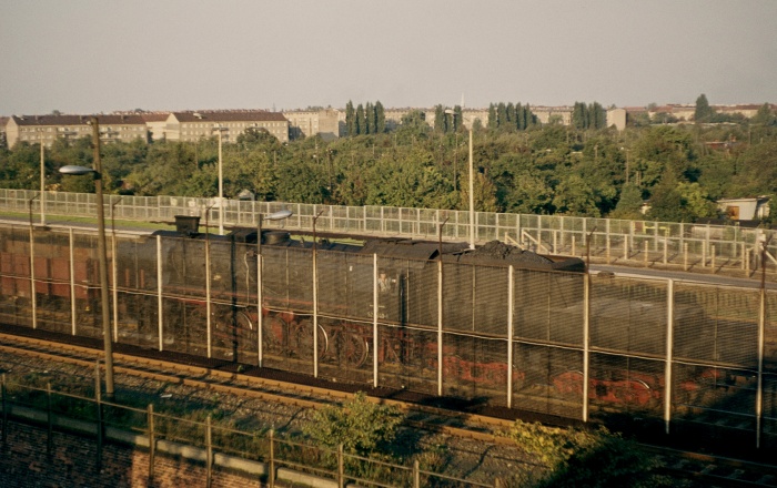 52 6740 Tv mit Güterzug aus Pankow direkt unter der (berühmten?!) Brücke am ehemaligen Übergang Bornholmer Straße, am maximal westlichstem Zaun, am 02.10.1975