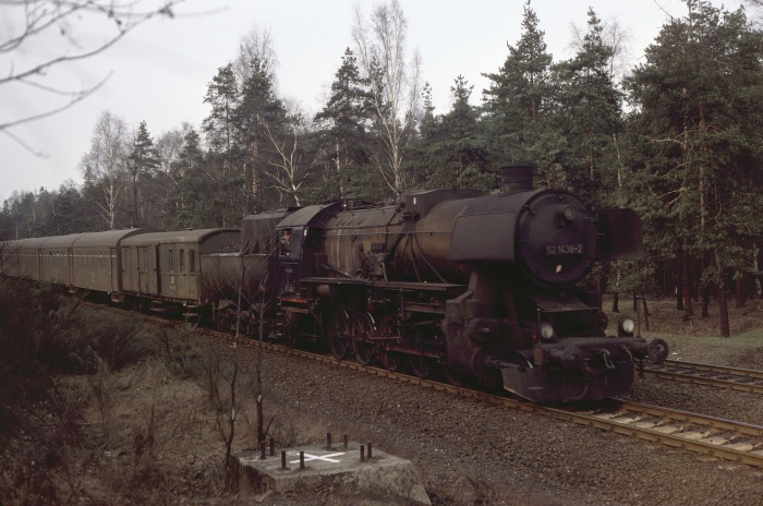 52 1438 mit P 8757 abwärts bei Dresden-Klotzsche, 12.03.1977