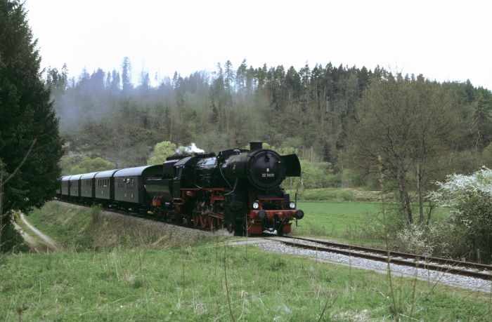 52 7409 Sonderzug auf der HzL bei Haigerloch, 23.04.2000