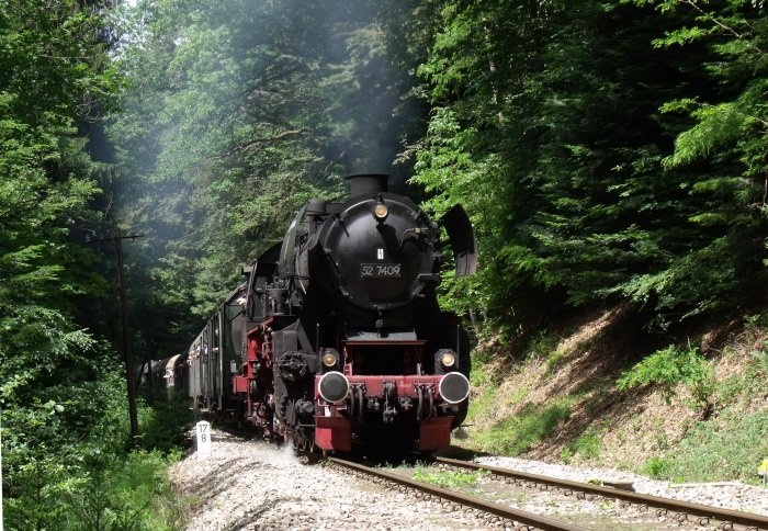 52 7409 mit Zug nach Welzheim weit hinten im Wald hinter Laufenmühle, um 13:54h am 29.05.2011