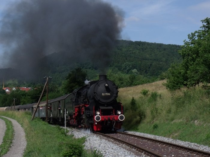 52 7596 mit Zug nach Welzheim hinter Oberndorf, um 10:42h am 12.06.2011