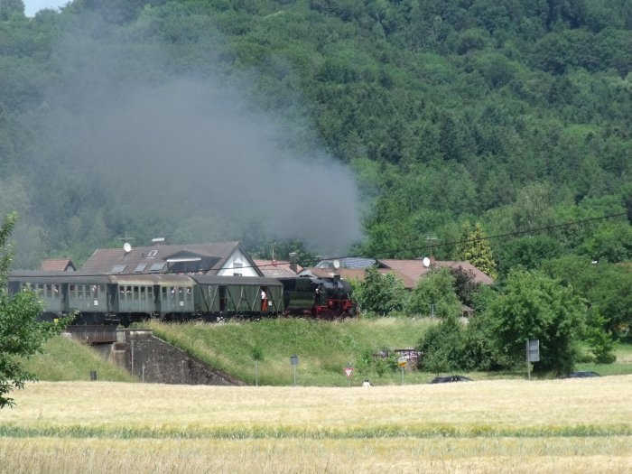 52 7596 mit Zug nach Welzheim hinter Ausfahrt Oberndorf, um 13:37h am 12.06.2011