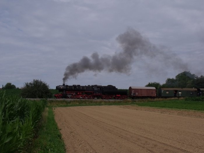 52 7409 mit Zug nach Weissach hinter dem Ort Heimerdingen, um 9:56h am 03.07.2011