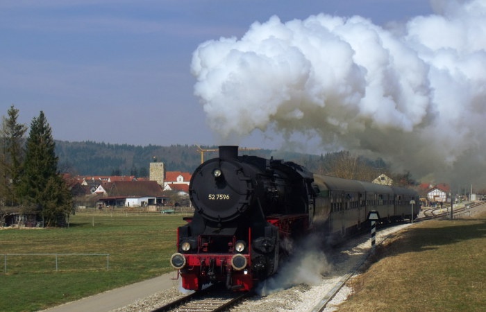 52 7596 “rast” förmlich (und lautstark) mit ihrem kurzen Zug 503 (von Eyach nach Sigmaringen) im Bahnhof Jungnau nach Wasserhalt los, um 12:27h, am 01.04.2013