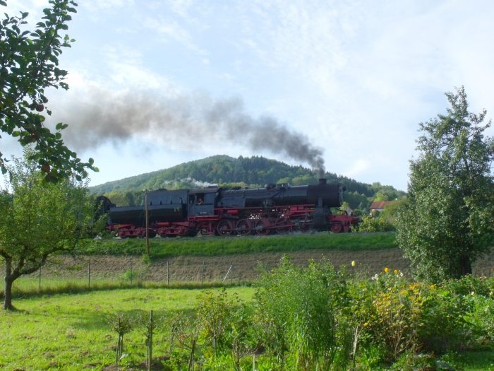 52 7596 herrlich laut und hart gefahren und endlich ohne Dieselschub, Zug Richtung Welzheim, Ausfahrt Rudersberg- Oberndorf, um 16:32h, am 03.10.2013