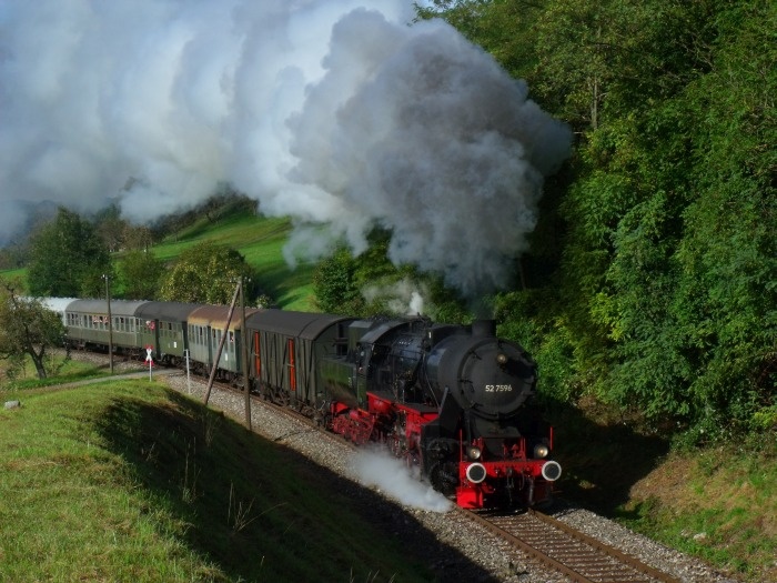 52 7596 mit dem üblichen Zug Schorndorf-Welzheim bei Klaffenbach (vor dem Igelsbachtal- Viadukt nämlich), um 10:08h am 28.09.2014