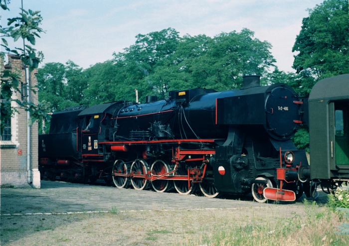 Ty2‑406 ist soeben mit Güterzug aus Wolsztyn in Konotop angekommen, fotografiert direkt nahe dem Bahnhofsgebäude, um 9:30h am 06.07.1995