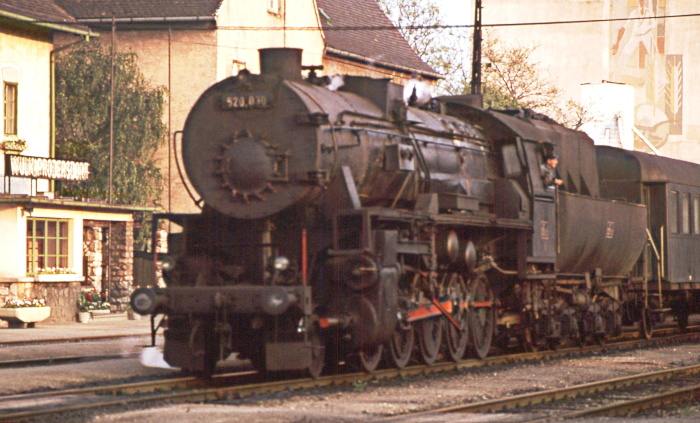 520.030 vor Güterzug im Bahnhof Wulkaprodersdorf, im Mai 1978