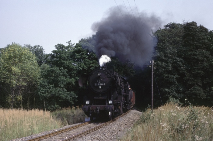 52 8180 mit Güterzug ->Weferlingen, vor Altenhausen, 25.08.1983