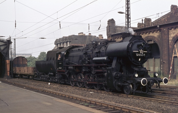 52 8143 mit Güterzug in Dresden-Neustadt, am 15.07.1976