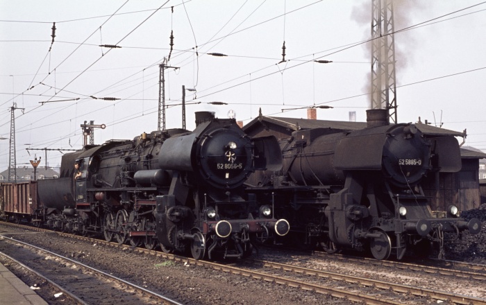 52 8056 mit Gz neben Schublok 52 5885 in Dresden-Neustadt, 16.07.1976