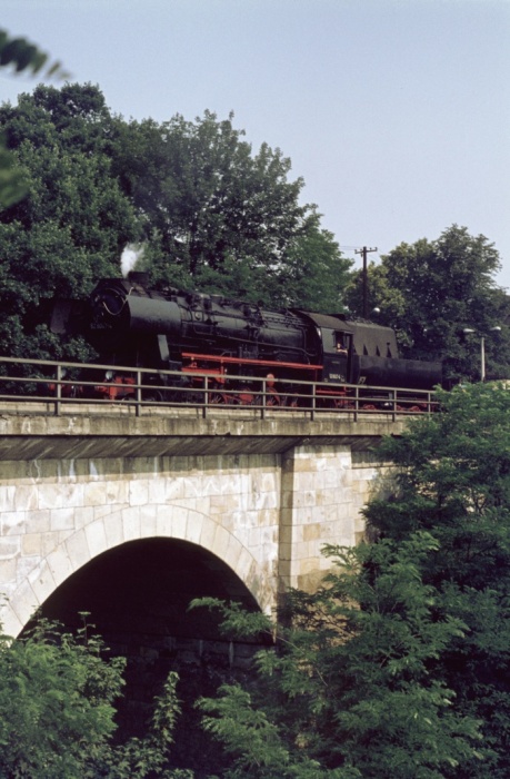 52 8047 auf Steinbgenbrücke an der westlichen Ausfahrt Dresden-Klotzsche, am 16.07.1976