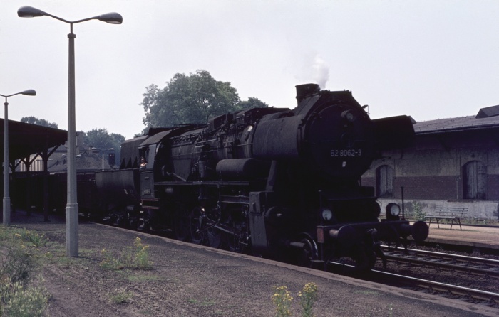52 8062 mit Kohle-Leerwagenzug(?) durchfährt den Bf Klotzsche am Bahnsteig, um 11:57h am 16.07.1976