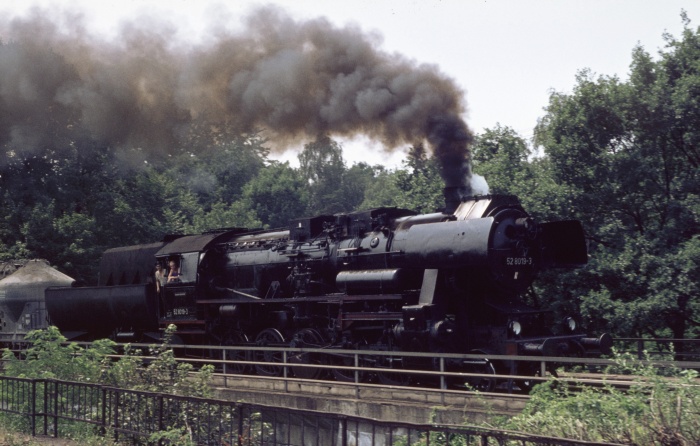 52 8019 mit Güterzug Richtung Bischofswerda-Bautzen, auf dem Viadukt an der Einfahrt von Dresden-Klotzsche, um 12:20h am 16.07.1976