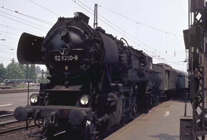 52 8200 vor Personenzug einfahrend in Dresden-Neustadt, 16.07.1976