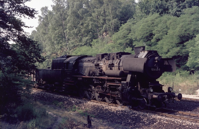 52 8134 mit Güterzug bergauf fahrend im Wald vor Dresden-Klotzsche, 17.07.1976