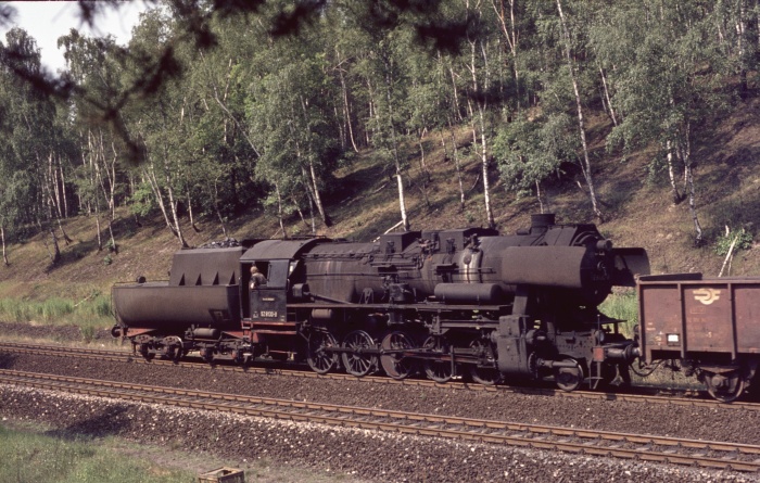 52 8130 Tv vor Güterzug abwärts in der Desdener Heide bei Klotzsche, 17.07.1976