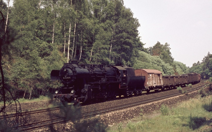 52 8080 mit Güterzug Richtung Dresden abwärts fahrend durch die Dresdener Heide bei km 96,7, um 11:40h am 17.07.1976