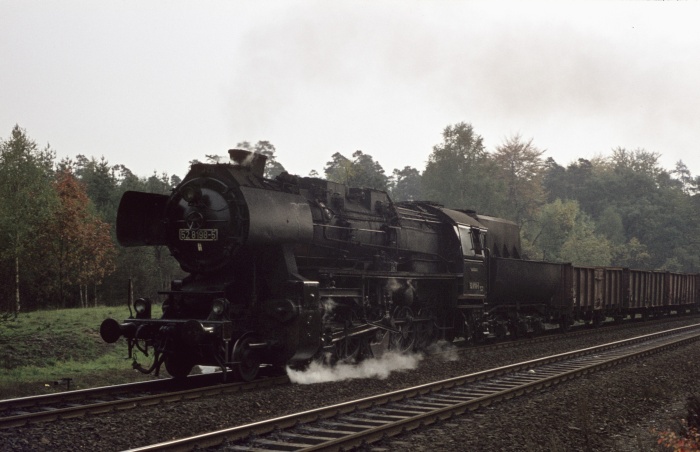 52 8198 mit Güterzug aufwärts vor Dresden-Klotzsche, 15.10.1976