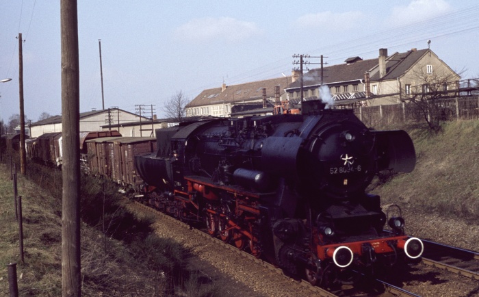 52 8094 mit Gz aus Richtung Dresden vor Bautzen, 14.03.1977