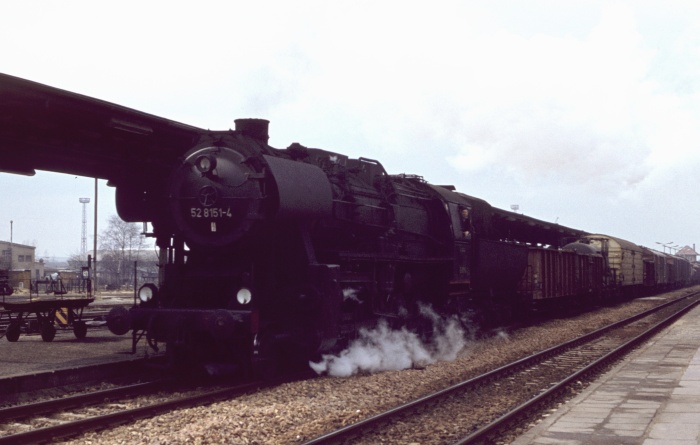 52 8151 mit Güterzug aus Dresden Richtung Bautzen durchfährt Bahnhof Arnsdorf, nachmittags am 14.03.1977
