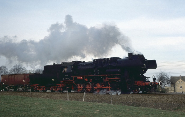 52 8094 Güterzug Richtung Osten bei Großharthau, 17.03.1977