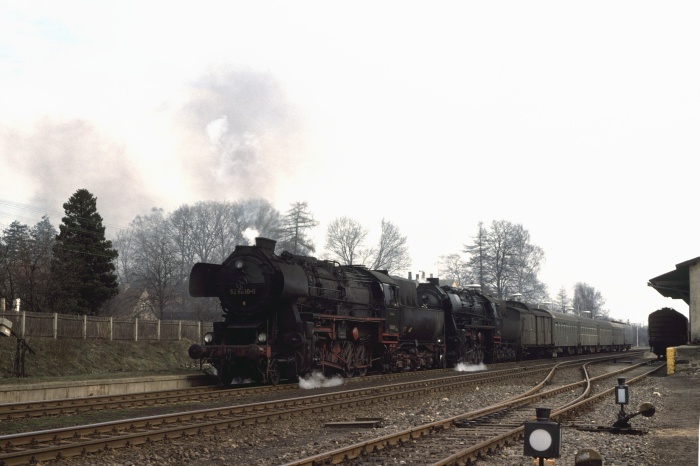 52 8030 + 52 8056 mit P 3808 Abfahrt Großharthau, 17.03.1977