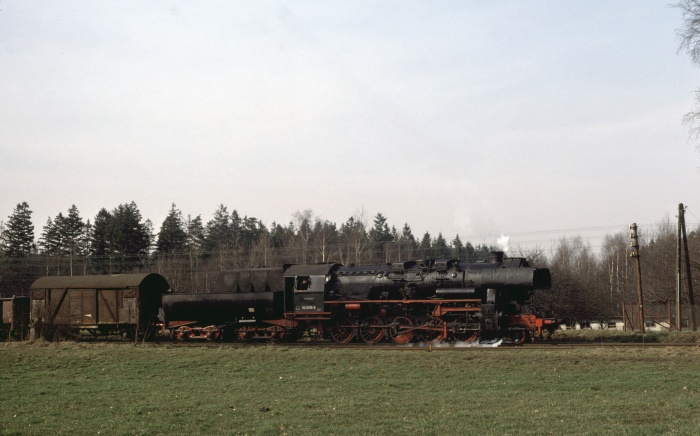 52 8016 mit Güterzug ->Bischofswerda, vor Großharthau, 17.03.1977
