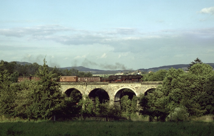 52 8107 mit Güterzug auf dem Höllengrund-Viadukt bei Dürrhennersdorf, am 28.08.1981