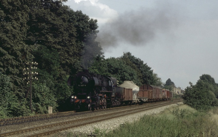 52 8007 mit Güterzug von Löbau nach Bautzen im (damaligen) Kreuzungsbahnhof Pommritz, um 15:30h am 02.09.1981