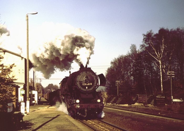 52 8106 mit Gz ->Zittau, Durchfahrt Putzkau, am 20.02.1982