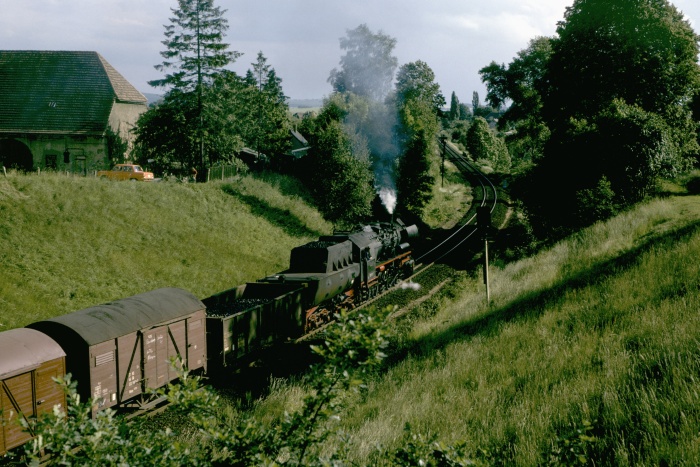 52 8183 mit Güterzug ->Seifhennersdorf/Zittau, hinter Ausfahrt Löbau, 14.06.1982