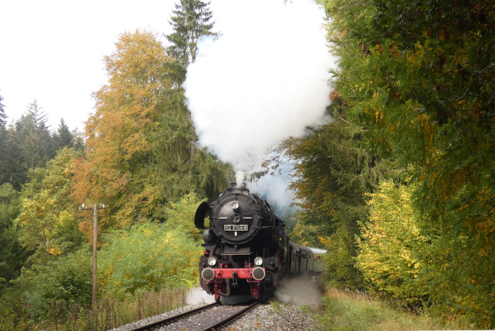 52&nbsp;8168 vor Zug Schorndorf&rarr;Welzheim hinter Hp Laufenmühle, um 11:18h an dem nicht mehr ganz so neudeutschen Eierkuchen-Feiertag, dem 03.10.2026
